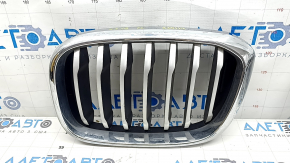 Решетка радиатора grill левая BMW X3 G01 18-21 ноздря, хром обрамление+ серая решетка, сломано крепление, песок