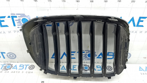 Решетка радиатора grill левая BMW X3 G01 18-21 ноздря, хром обрамление+ серая решетка, сломано крепление, песок
