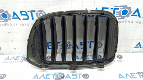 Решетка радиатора grill правая BMW X3 G01 18-21 ноздря, хром обрамление+ серая решетка, сломано крепление, песок
