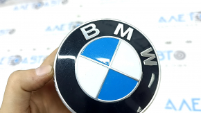 Эмблема логотип BMW двери багажника BMW X3 G01 18-24 царапины, полез лак