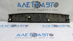 Обшивка двери багажника верхняя Lexus CT200h 11-17 черная, царапины, тычки, примята