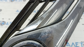 Решетка радиатора grill со значком Toyota Camry v50 12-14 hybrid usa LE, вздулся хром, песок, без уплотнителя