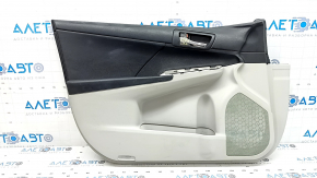 Обшивка двери карточка передняя левая Toyota Camry v50 12-14 usa серая с черной вставкой пластик, подлокотник черный резина, с ручкой, царапины, побелел пластик