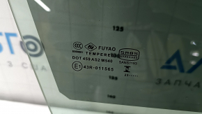 Стекло двери передней правой Mercedes C-class W205 15-16 FUYAO, царапины