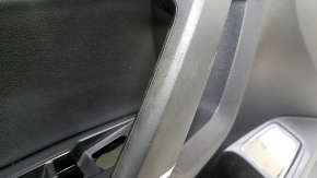 Обшивка двери карточка передняя левая VW Tiguan 18-20 черная, с пищалкой, подлокотник кожа черный, вставка кожа, надлом крепления, облезло покрытие ручки