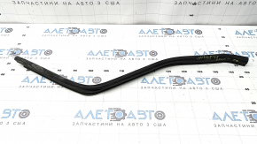 Уплотнитель капота задний правый Mercedes C-class W205 300/400/63 16-21 на решетке дворников