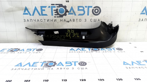 Обшивка двери багажника правая VW Tiguan 09-18 черная, потерта, сломана направляющая