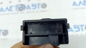 Кнопка блокировки крышки багажника салонная Mercedes C-class W205 15-21 в бардачке
