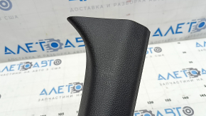 Обшивка двери багажника правая Toyota Rav4 19-24 черная, потертости