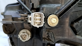 Фара передняя правая Toyota Prius 50 16-18 LED