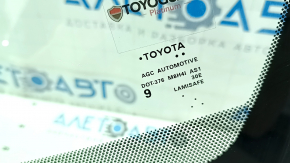 Лобовое стекло Toyota Rav4 22-25 без подогрева AWD, USA built, под камеру, с подогревом камеры, сколы, песок, воздух по кромке