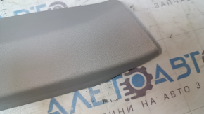 Обшивка двери багажника верхняя Toyota Sienna 11-14 серая, царапина