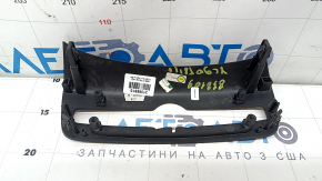 Накладка передней панели центральная нижняя Volvo XC90 16-26 под дерево, грецкий орех, тычки, скол