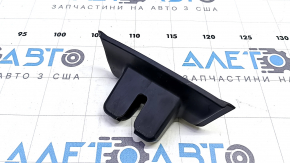Накладка замка двери багажника Toyota Prius 50 16-22 царапины, трещина в креплении