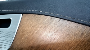 Ornamente ușă față dreapta Volvo XC90 16-22 piele neagră, cotiera și inserție piele nappa neagră, ornament din nuc, Bowers & Wilkins, zgârieturi, fixare ruptă, cromul de pe mâner se exfoliază
