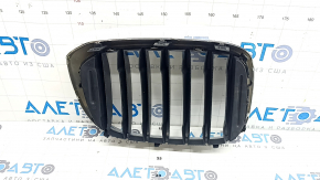 Решетка радиатора grill левая BMW X3 G01 18-21 ноздря, хром обрамление+ серая решетка, сломаны крепления, песок