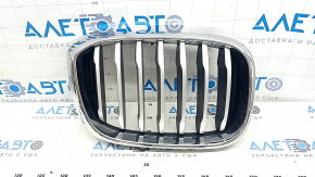 Решетка радиатора grill правая BMW X3 G01 18-21 ноздря, хром обрамление+ серая решетка, сломаны крепления, песок