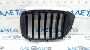 Решетка радиатора grill правая BMW X3 G01 18-21 ноздря, хром обрамление+ серая решетка, сломаны крепления, песок
