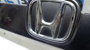 Молдинг крышки багажника Honda Accord 18-22 с эмблемой, надломана эмблема, сломано крепление