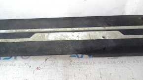Ornamente prag ușă față stânga VW Tiguan 18-24 negre cu inserție cromată, cu iluminare din spate, zgârieturi, pentru curățare chimică, în sapă