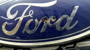 Решетка радиатора grill с каркасом и хромом в сборе Ford Explorer 20-25 с эмблемой, XLT, песок, трещина на эмблеме, нет фрагмента на эмблеме