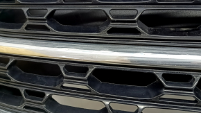 Решетка радиатора grill с каркасом и хромом в сборе Ford Explorer 20-25 с эмблемой, XLT, песок, трещина на эмблеме, нет фрагмента на эмблеме