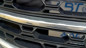 Решетка радиатора grill с каркасом и хромом в сборе Ford Explorer 20-25 с эмблемой, XLT, песок, трещина на эмблеме, нет фрагмента на эмблеме