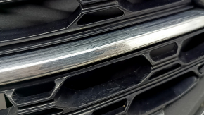 Решетка радиатора grill с каркасом и хромом в сборе Ford Explorer 20-25 с эмблемой, XLT, песок, трещина на эмблеме, нет фрагмента на эмблеме
