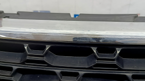 Решетка радиатора grill с каркасом и хромом в сборе Ford Explorer 20-25 с эмблемой, XLT, песок, трещина на эмблеме, нет фрагмента на эмблеме