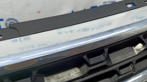 Решетка радиатора grill с каркасом и хромом в сборе Ford Explorer 20-25 с эмблемой, XLT, песок, трещина на эмблеме, нет фрагмента на эмблеме