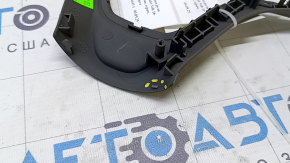 Накладка руля Chevrolet Volt 16- нижняя, серая, потерта, слом крепление