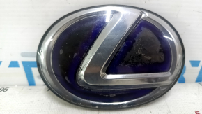 Emblemă hayon Lexus CT200h 11-17 Zgârieturi, aer în interior, element de fixare rupt