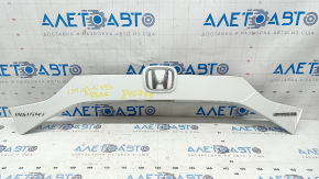 Накладка крышки багажника Honda Insight 19-22 с эмблемой, сломано крепление, надломаны крепления