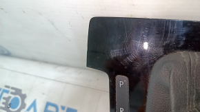 Buton de viteză cu plăcuță schimbător VW Passat b8 16-19 16- piele SUA neagră, plăcuță lucioasă, tip 2, zgârieturi și zgârieturi pe piele