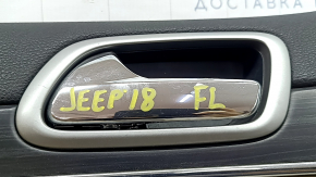 Ornamente ușă față stânga Jeep Grand Cherokee WK2 19-22 bej, cu inserții din piele bej și neagră, cotiera din piele bej, ornament din lemn închis, cu mâner, zgârietură, uzată, pentru curățat