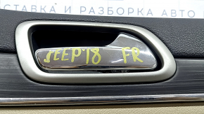Обшивка двери карточка передняя правая Jeep Grand Cherokee WK2 19-22 бежевая, с бежевой и черной вставкой кожа, подлокотник кожа бежевая, молдинг темное дерево, с ручкой, царапины, вмятина, под чистку