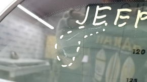 Форточка глухое стекло задняя правая Jeep Grand Cherokee WK2 20-22 хром молдинг, царапины на стекле