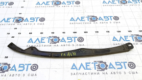 Уплотнитель капота правый Audi A4 B9 17-25 сломаны крепления