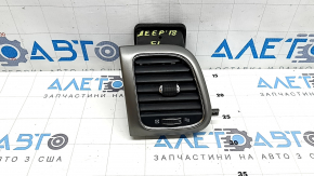 Дефлектор воздуховода торпеды левый Jeep Grand Cherokee WK2 19-22 с серебристой накладкой, трещины в креплениях, сломано крепление