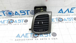 Дефлектор воздуховода торпеды правый Jeep Grand Cherokee WK2 19-22 с серебряной накладкой, трещины в креплениях, сломано крепление