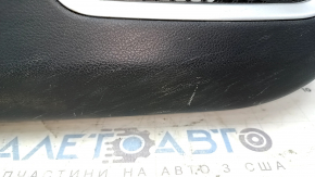 Обшивка двери карточка передняя левая Jeep Compass 17-21 черная, с черной вставкой кожа, подлокотник черная кожа с коричневой и белой строчкой, с ручкой, царапины