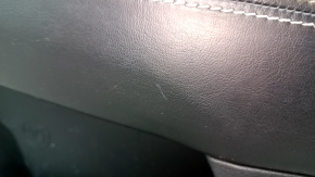 Ornamente ușă față dreapta Jeep Compass 17-21 negru, cu inserție neagră din piele, cotiera din piele neagră cu cusături maro și albe, cu mâner, zgârieturi