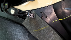 Ornamente ușă față dreapta Jeep Compass 17-21 negru, cu inserție neagră din piele, cotiera din piele neagră cu cusături maro și albe, cu mâner, zgârieturi