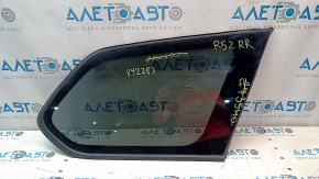 Форточка глухое стекло задняя правая Nissan Pathfinder 13-20 царапины на стекле, трещины и царапины на молдинге