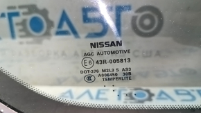 Форточка глухое стекло задняя правая Nissan Pathfinder 13-20 царапины на стекле, трещины и царапины на молдинге