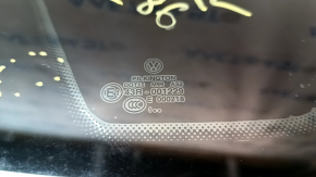 Форточка глухое стекло задняя левая VW Passat b7 12-15 USA хром, царапины на хроме, царапины на стекле