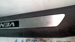Ornamente prag ușă față stânga Toyota Venza 21-24 negru, inserție cromată, folie, zgârieturi, lovituri
