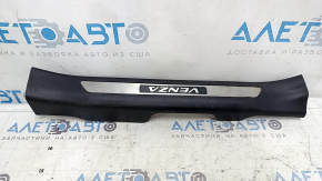 Накладка порога передняя правая Toyota Venza 21-24 черная, хром вставка, царапины, побелел пластик, под химчистку