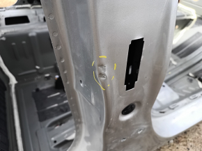 Стойка кузова центральная правая Chevrolet Volt 16- на кузове, вмятинка