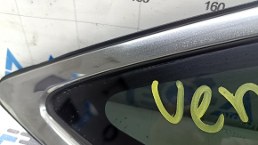 Форточка глухое стекло задняя правая Toyota Venza 21-24 хром, сломаны направляйки, царапины, надорван уплотнитель